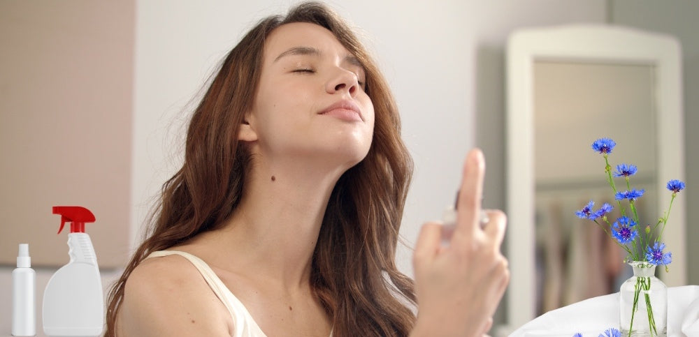 Jeune femme pulvérisant de l'eau de bleuet sur le visage.