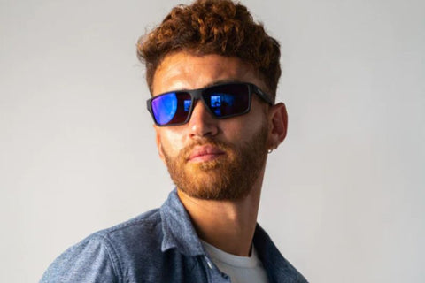 Un homme qui porte des lunettes de soleil anti lumière bleue