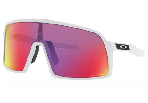 Sportliche Oakley-Brille auf weißem Hintergrund mit rosa Spiegelreflexionen