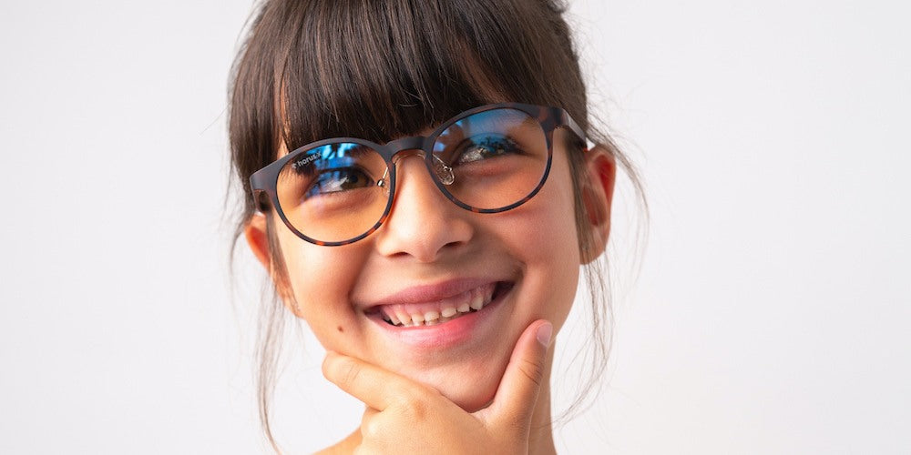 petite fille portant des lunettes anti lumière bleue horus x