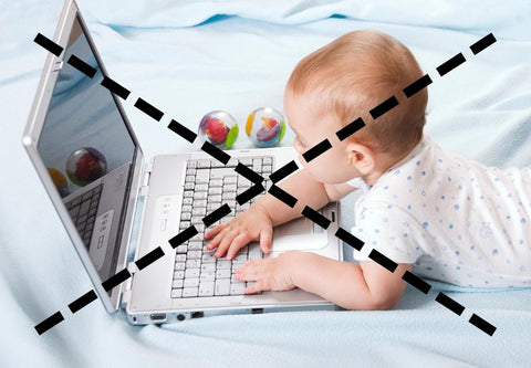 Bébé devant un écran d'ordinateur portable
