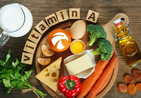 Obst und Gemüse voller Vitamin A auf einer Platte präsentiert