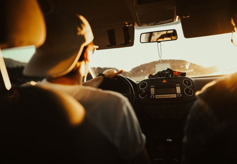 Jeune homme au volant avec ses lunettes de soleil