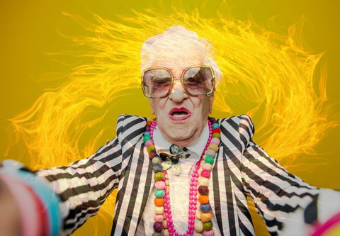 Eine verrückte Großmutter auf gelbem Hintergrund mit transparenten Flammen