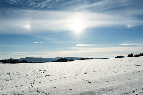 Paysage lumineux avec de la neige et un beau ciel bleu