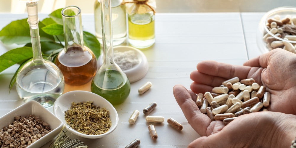 Suppléments à base de plantes et diététiques sur la table