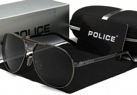 Lunettes polices avec leur packaging sur fond blanc