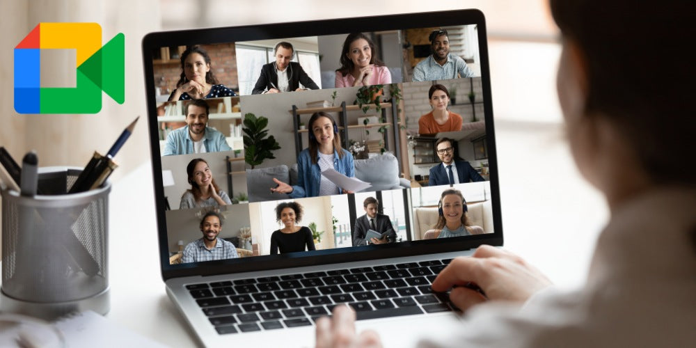 Une employée tient une réunion d'équipe par webcam en ligne sur Google meet