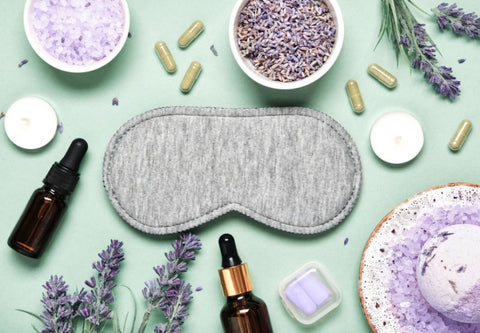 Un masque de sommeil présenté avec des huiles essentielles et des herbes