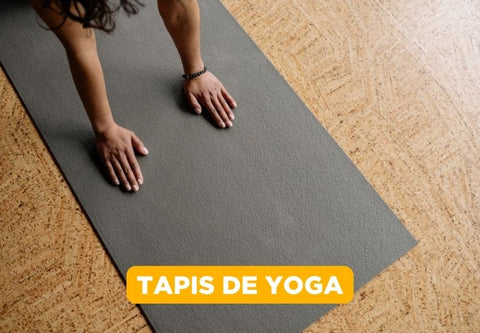 tapis de yoga gris sur sol en bois