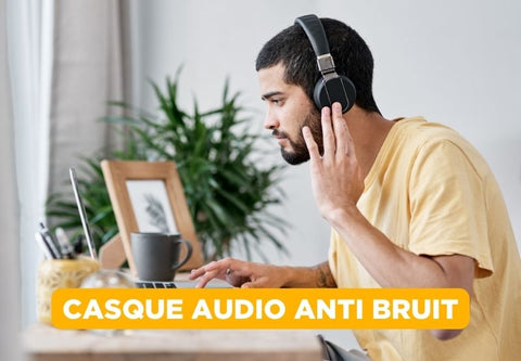 Un homme qui porte un casque audio devant son écran d'ordinateur