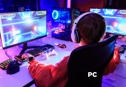 Un jeune ado devant son setup gaming