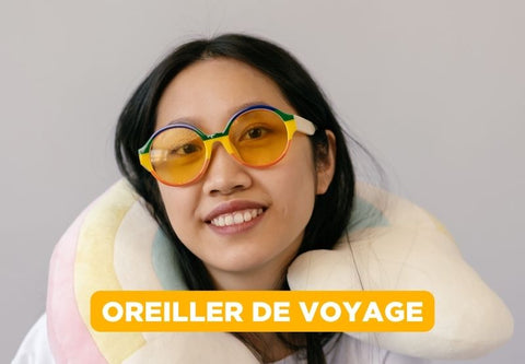 une femme avec des lunettes jaunes et un coussin de cou