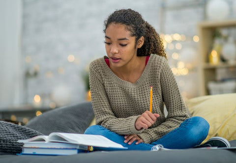 Jeune fille concentrée 