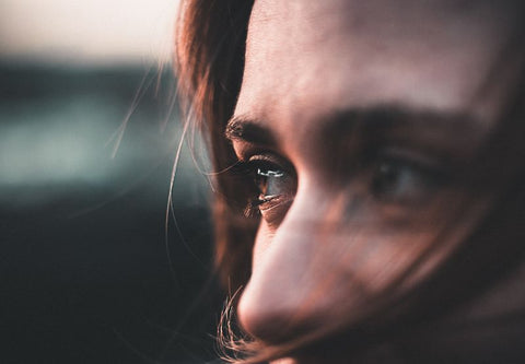 Red-haired woman, zoom on gaze towards the horizon