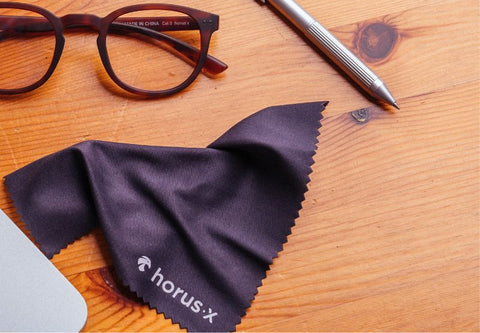 Comment nettoyer efficacement vos lunettes ? 🤔 Evitez les mouchoirs en  papier et préférez les chiffons en microfibre dédiés au nettoyage de vos  verres, By ZEISS Vision