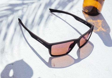 Lunettes Horus X solaires polarisées sur fond blanc avec ombres estivales