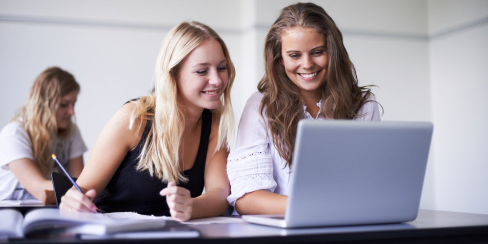 deux femmes apprennent de nouvelles choses ensemble