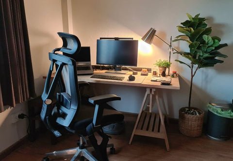 Bureau ergonomique et set up d'un espace de travail avec lumière tamisée