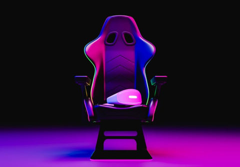 ein Gaming-Stuhl unter lila LED-Beleuchtung und schwarzem Hintergrund