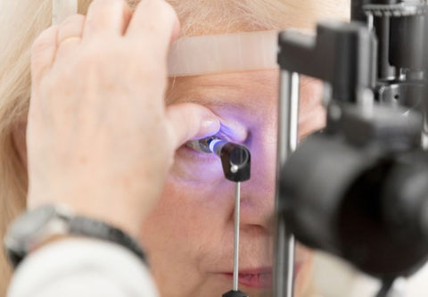 Femme senior en train de passer un examen ophtalmologique