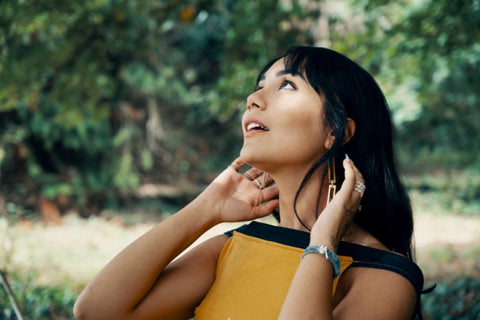 brunette woman looking at sky in nature