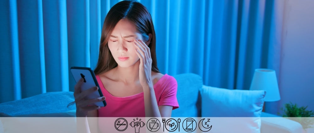 les yeux de la femme souffrent et elle regarde son téléphone, des icônes montrant comment éviter la fatigue oculaire