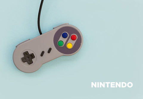 Old-School-Nintendo-Controller auf hellblauem Hintergrund