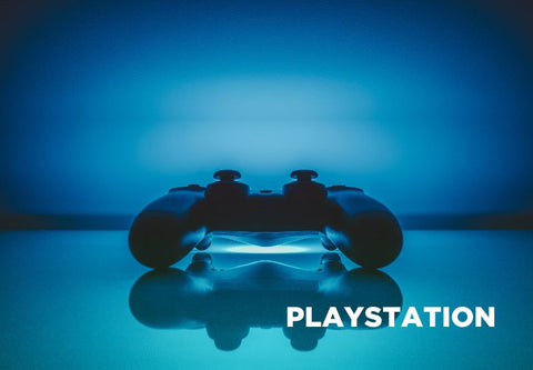 Playstation 5-Controller auf blauem und schattiertem Hintergrund