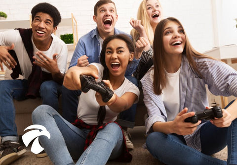 Une bande d'amis qui s'amuse ensemble aux jeux vidéos