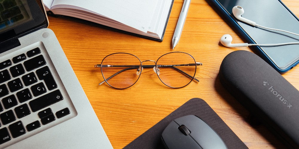 les lunettes horus x anti lumière bleue Ushuaïa Argent sur un bureau