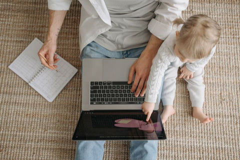 une maman et son bébé devant un écran d'ordinateur qui émet de la lumière bleue