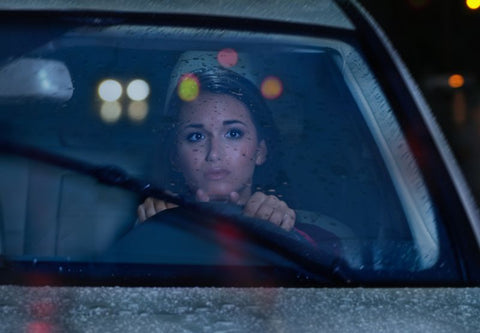 Femme au volant de nuit sans lunettes