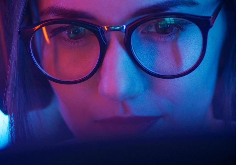 femme portant des lunettes gaming abordables