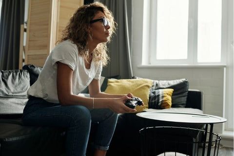 Femme jouant aux jeux video avec lunette gaming