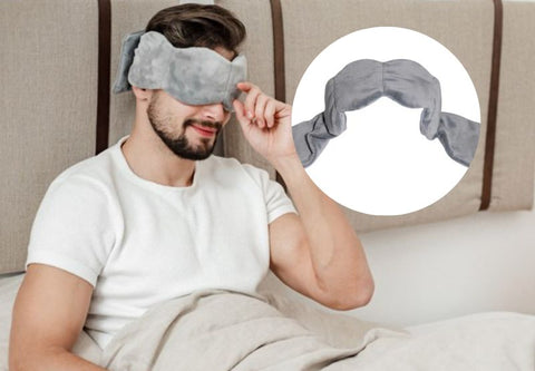 Un exemple de bandeau de sommeil lesté sur un homme dans son lit