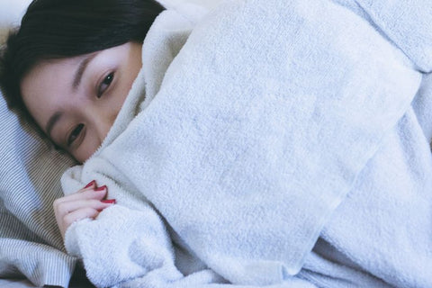 femme qui se réveille au milieu de la nuit avec trop de lumière bleue