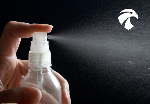 un spray pour lunette fait maison en action sur fond noir