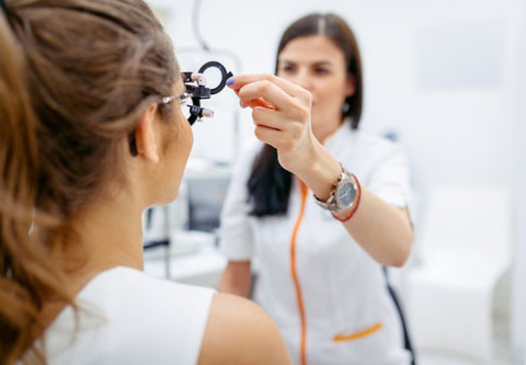 Ein Augenarzt testet das Sehvermögen eines Patienten mit einem speziellen Gerät