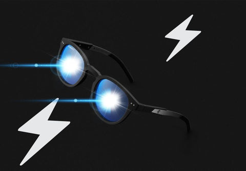 lunettes anti lumière bleue sur fond noir avec éclairs et lazers représentant la lumière bleue