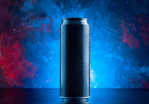 eine Dose Redbull-Getränk auf einem elektrisch blauen Hintergrund