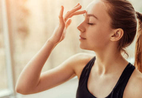 femme qui se masse les yeux 