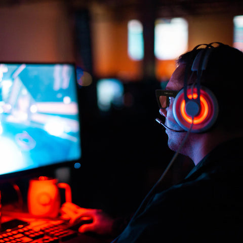 Gamer in front of his screen equipped with the best gaming glasses