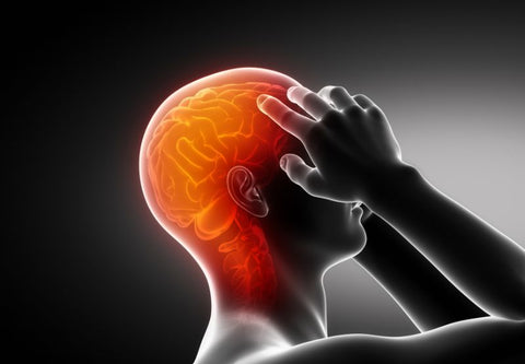 3D-Darstellung eines Mannes, der seinen Kopf hält, mit orangefarbener Akzentuierung des Kopfschmerzsymptoms
