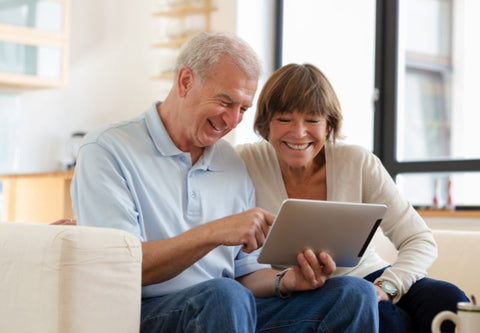 Deux séniors devant leur tablette électronique