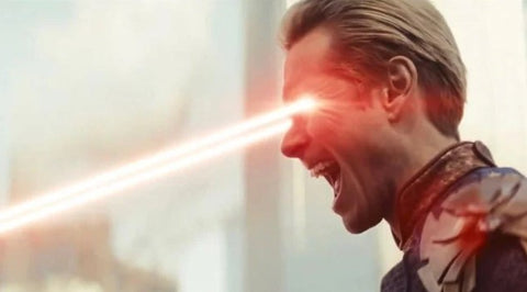 homelander de la série the boys qui tire de la lumière rouge par les yeux, enervé de ne pas avoir encore reçu son colis horus x