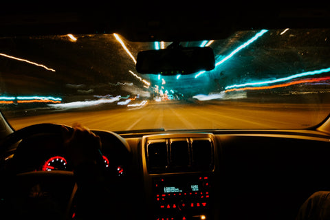 vue d'un tableau de bord voiture de nuit