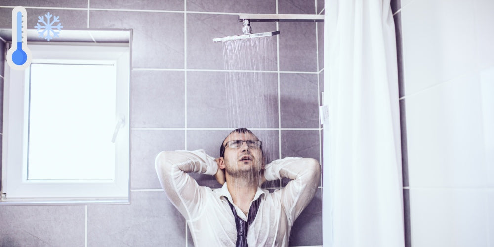 un homme prenant une douche froide