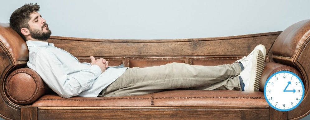 un homme faisant une sieste sur le canapé