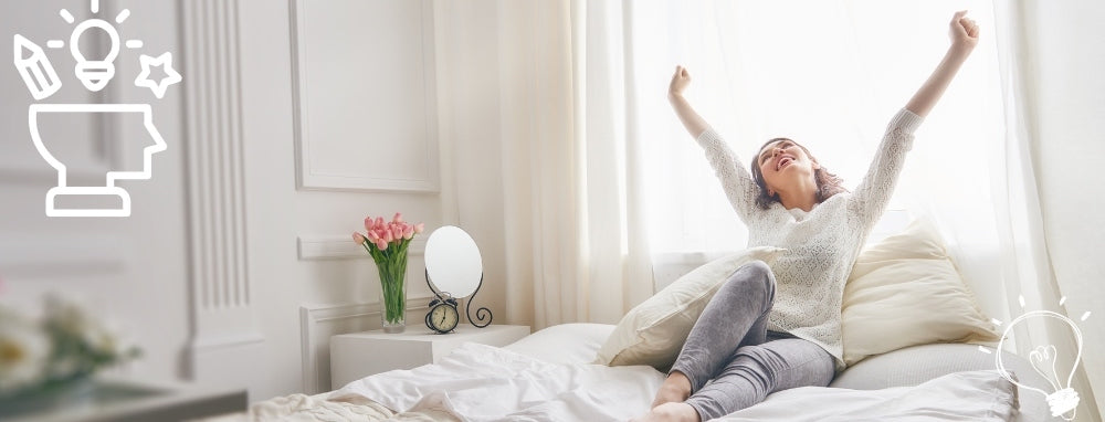 une femme heureuse se réveillant de sa sieste en se sentant créative